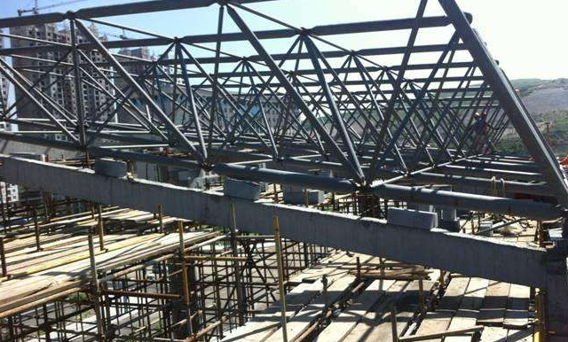 乐清简述网架公司的黑色压型钢板的吊装步履